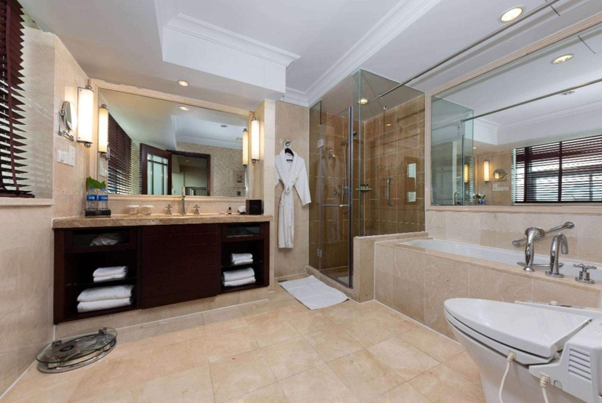 Ramada Plaza Optics Valley Hotel Ухань Екстер'єр фото